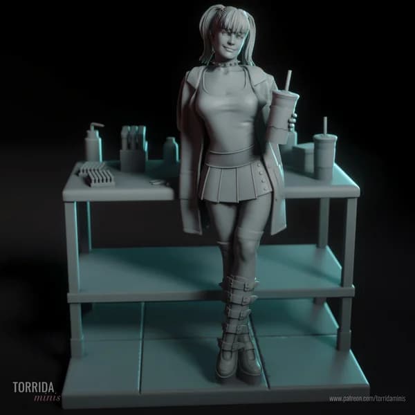 Miniatura 3D de Abby Sciuto com visual gótico, jaleco e botas, apoiada em bancada de laboratório em resina cinza.